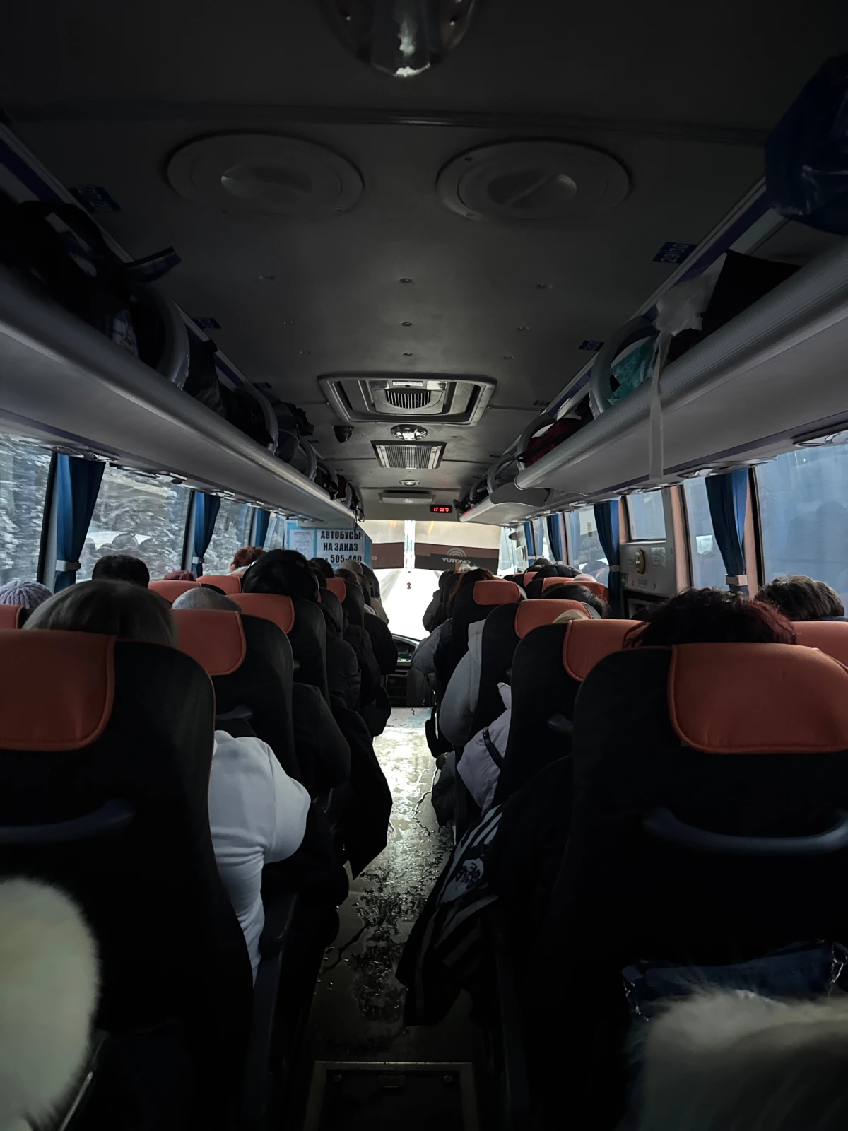 <p>Самое удобное место в автобусе. Только тут можно вытянуть ноги и вовсю развалиться. А если повезет весь задний диван можно использовать как диван и лечь на бок - я так прокатился лишь однажды.</p>
