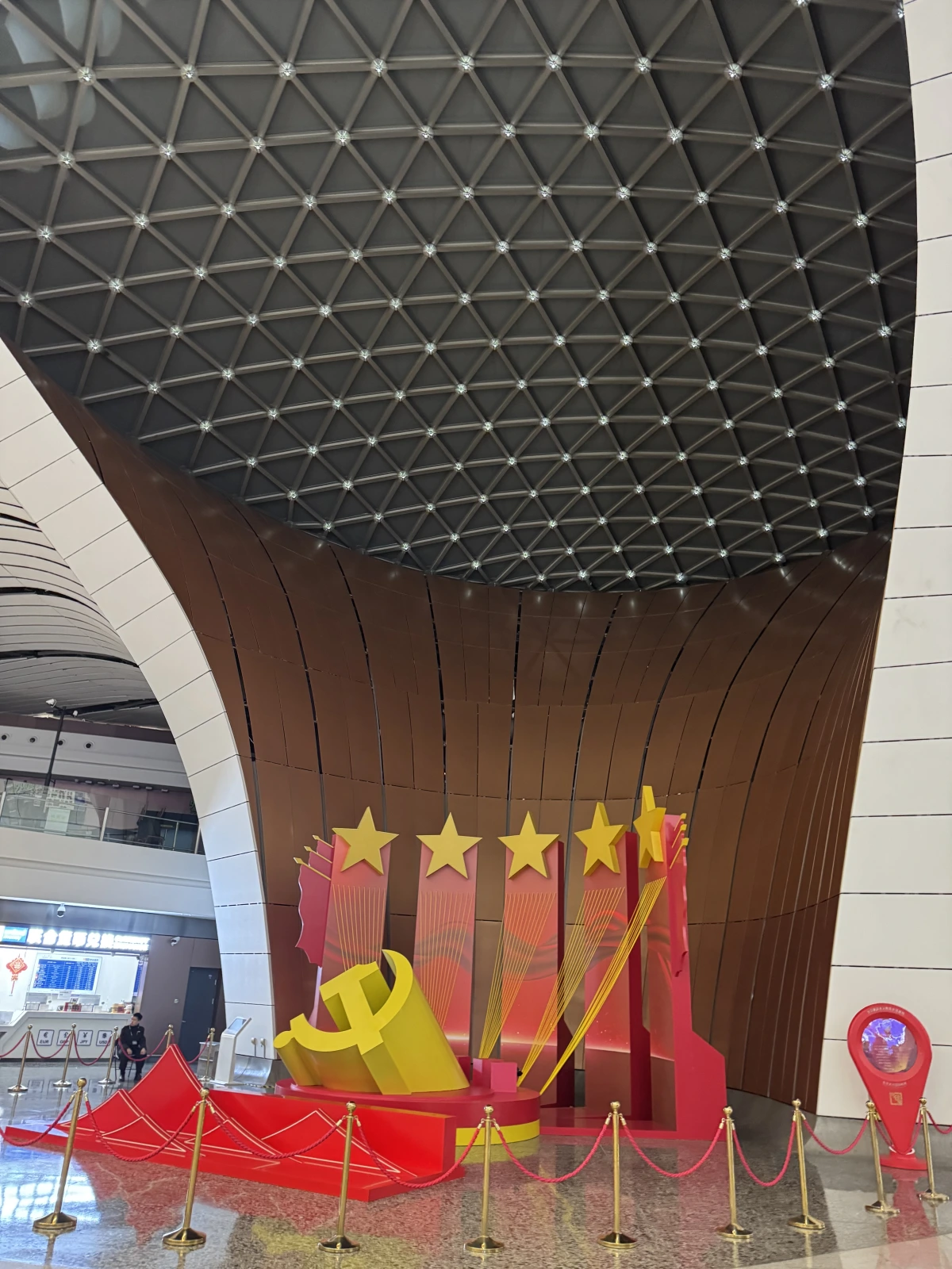 <p>Это тоже в аэропорту, но на вылете. Добавлю здесь, чтобы не терялась красная нить.</p>