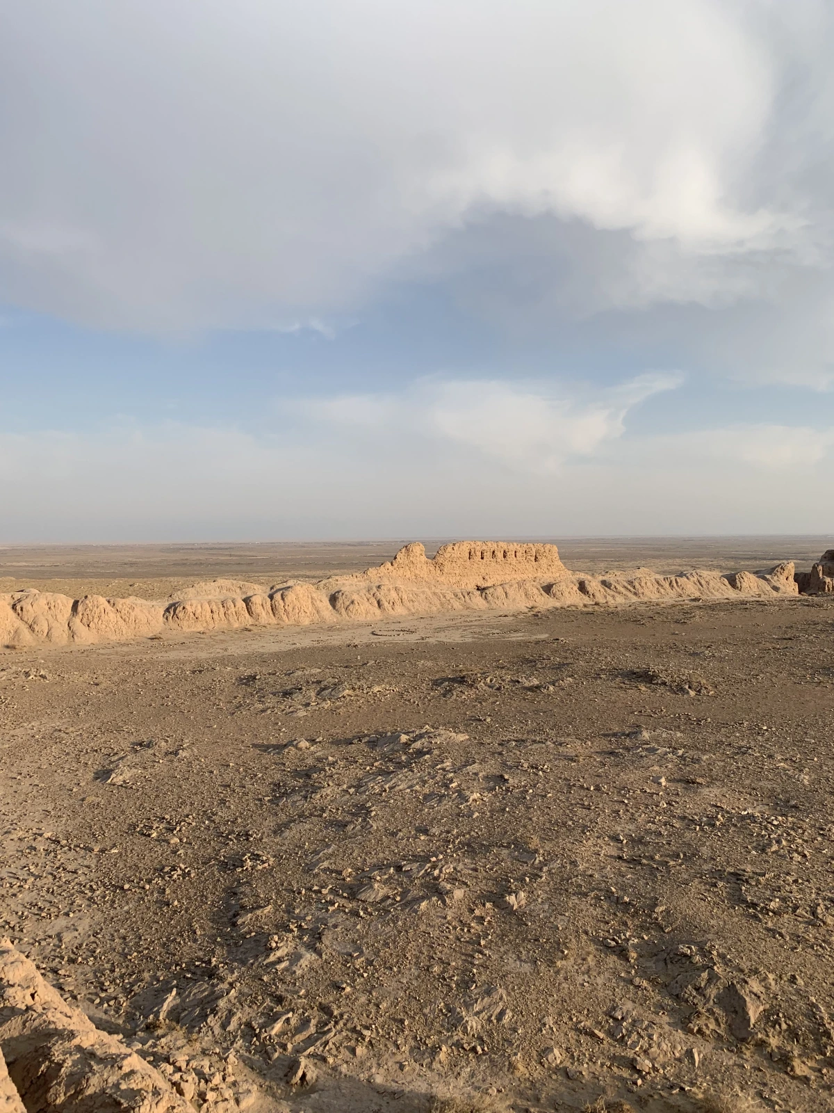 Обширная пустынная площадка когда-то служила безопасным местом, где укрывалось местное сельское население оазиса вместе со скотом во время набегов кочевников