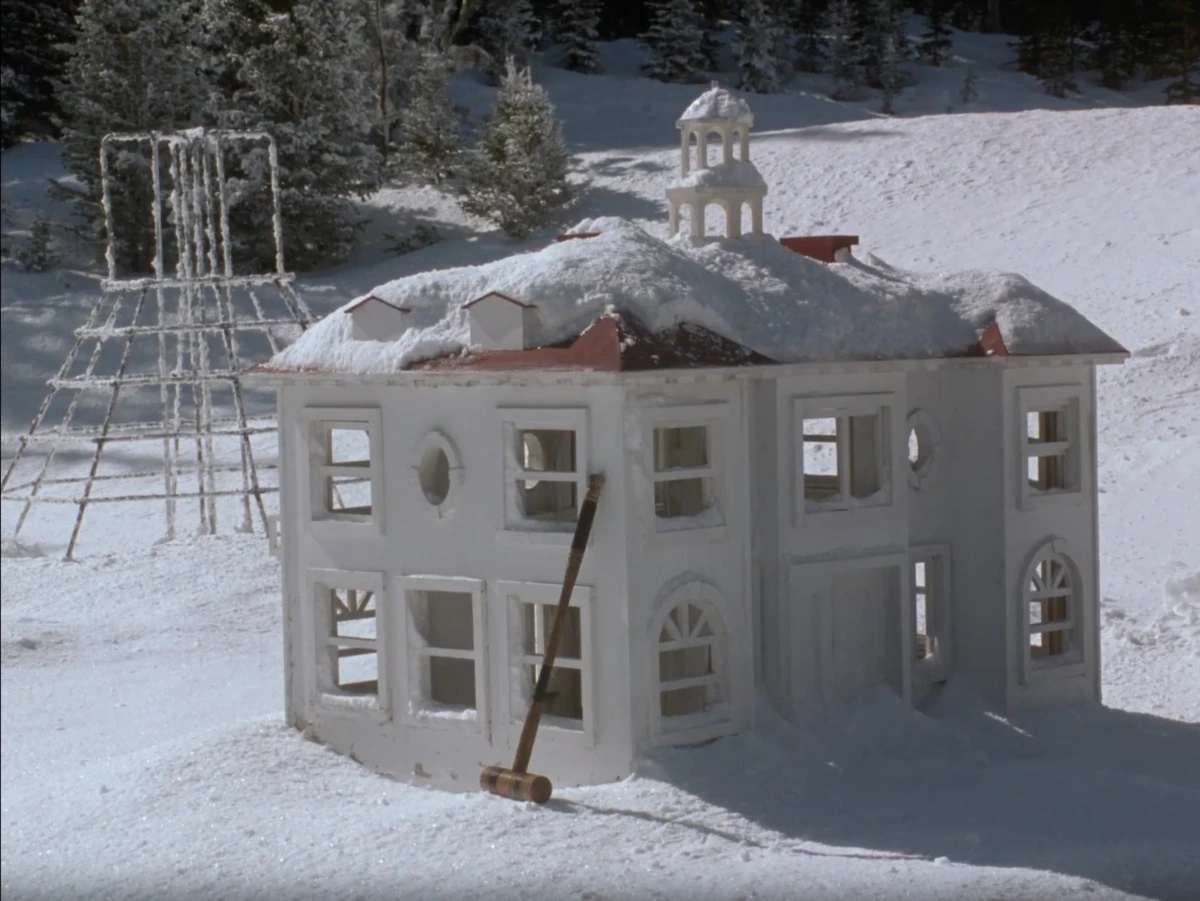 <p>По сюжету далее наш герой начинает сходить с ума - и как символ этого - нечто зловещее дает подсказку...</p>