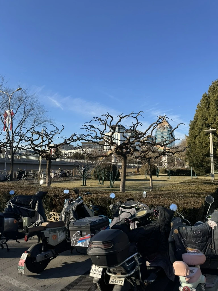 <p>От метро наш путь лежал к отелю в двухстах метрах - четыре звезды</p>