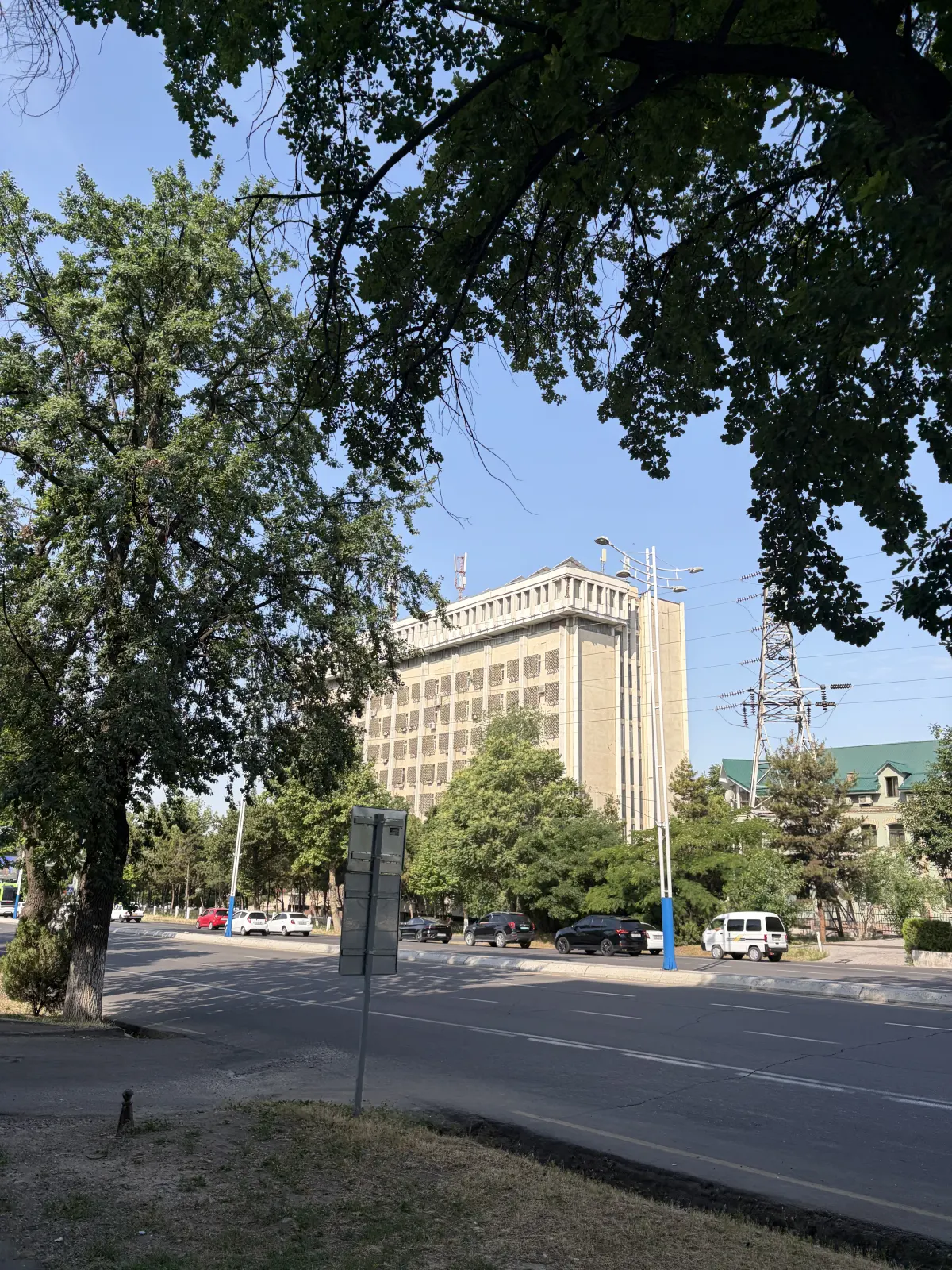 <p>Как будто где-то в Томске. Только лишь жара и мощная зелень</p>