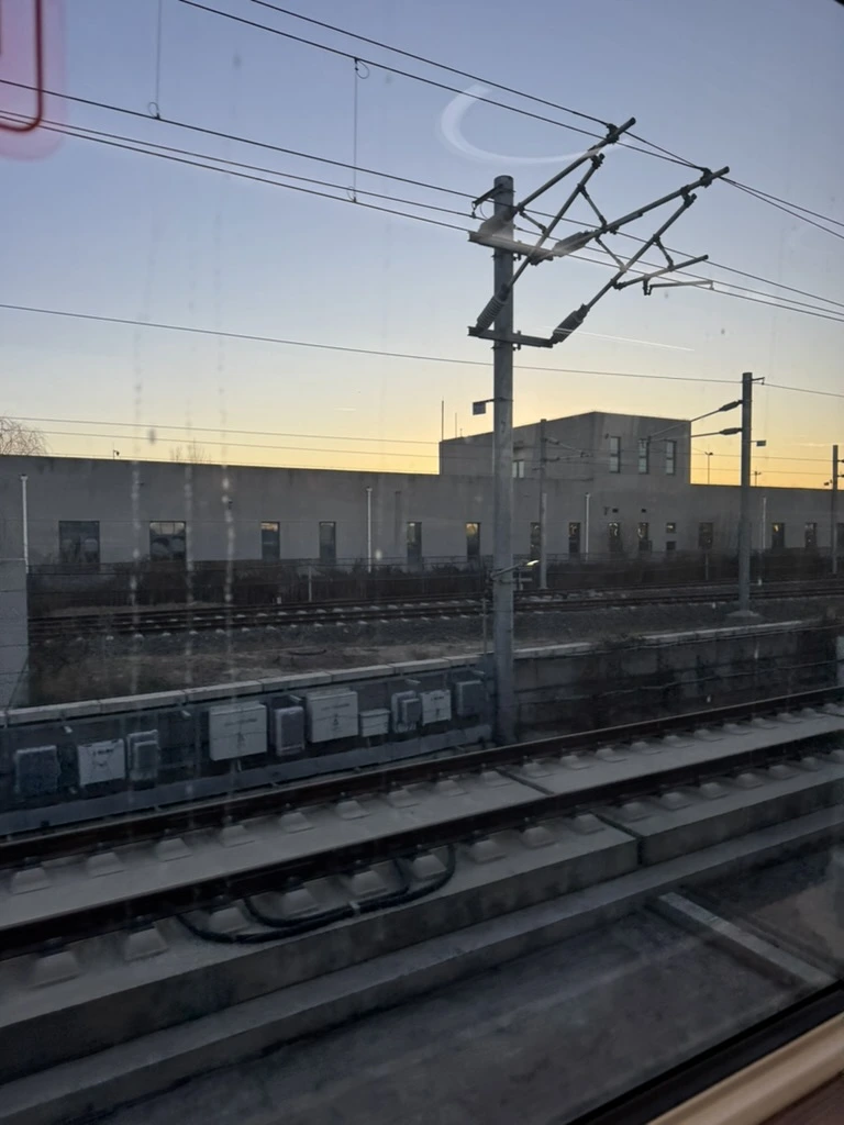 <p>Такси до города стоит очень дорого - не сюрприз - план был поехать на автобусе, но не зная языка, не имея интернета, ни денег и тд - китайский аэроэкспресс спасение - едем до метро</p>