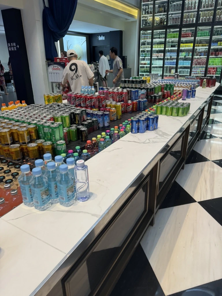 <p>Газировки - море - хочешь хоть всю забери - но тебе не надо - пересыщение!</p>