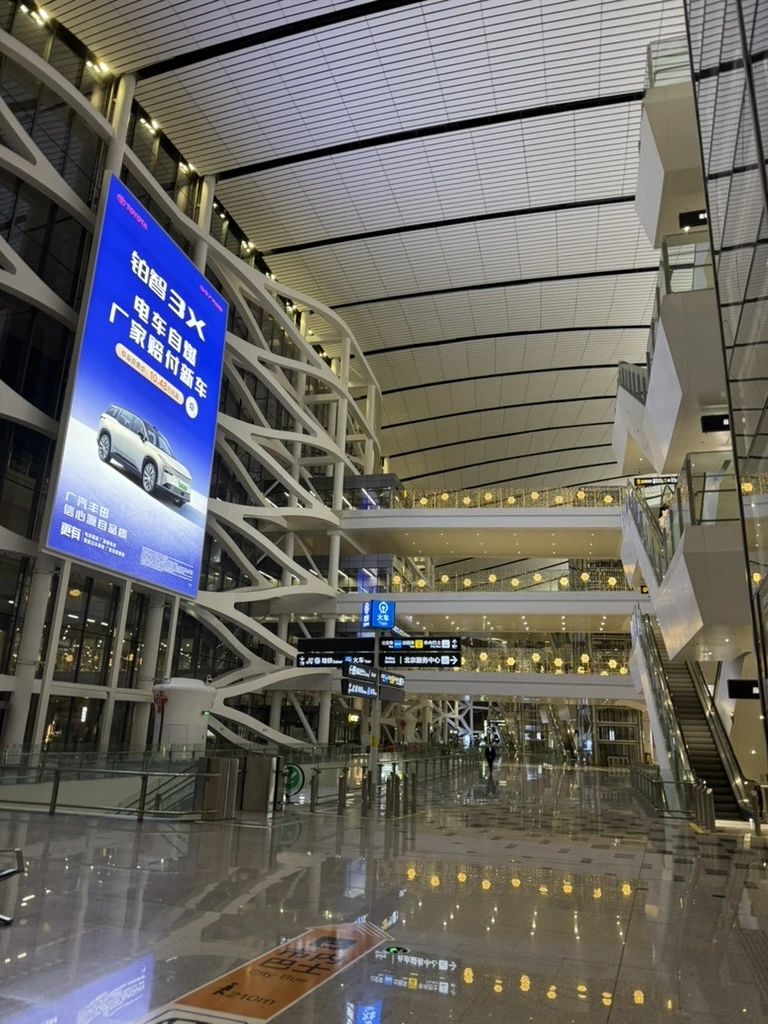 <p>Многоэтажность в Китае всюду - тут так выглядит простой выход в город после всех проверок</p>