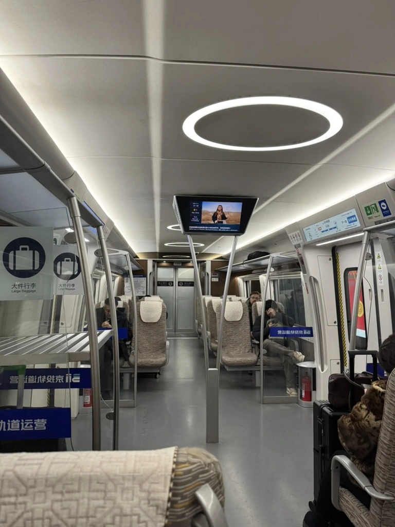 <p>Китайский аэроэкспресс - как в Москве, но более запутанно. Всюду множество перил прохода и соответственно пунктов оплаты, где заранее не ясно сколько ты должен.</p>