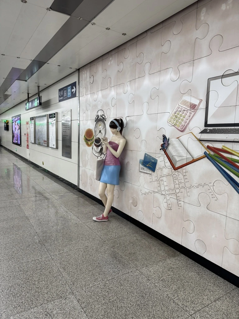 <p>На входе в метро нас встретила вот эта "девушка" - я подумал это робот-киборг)</p>