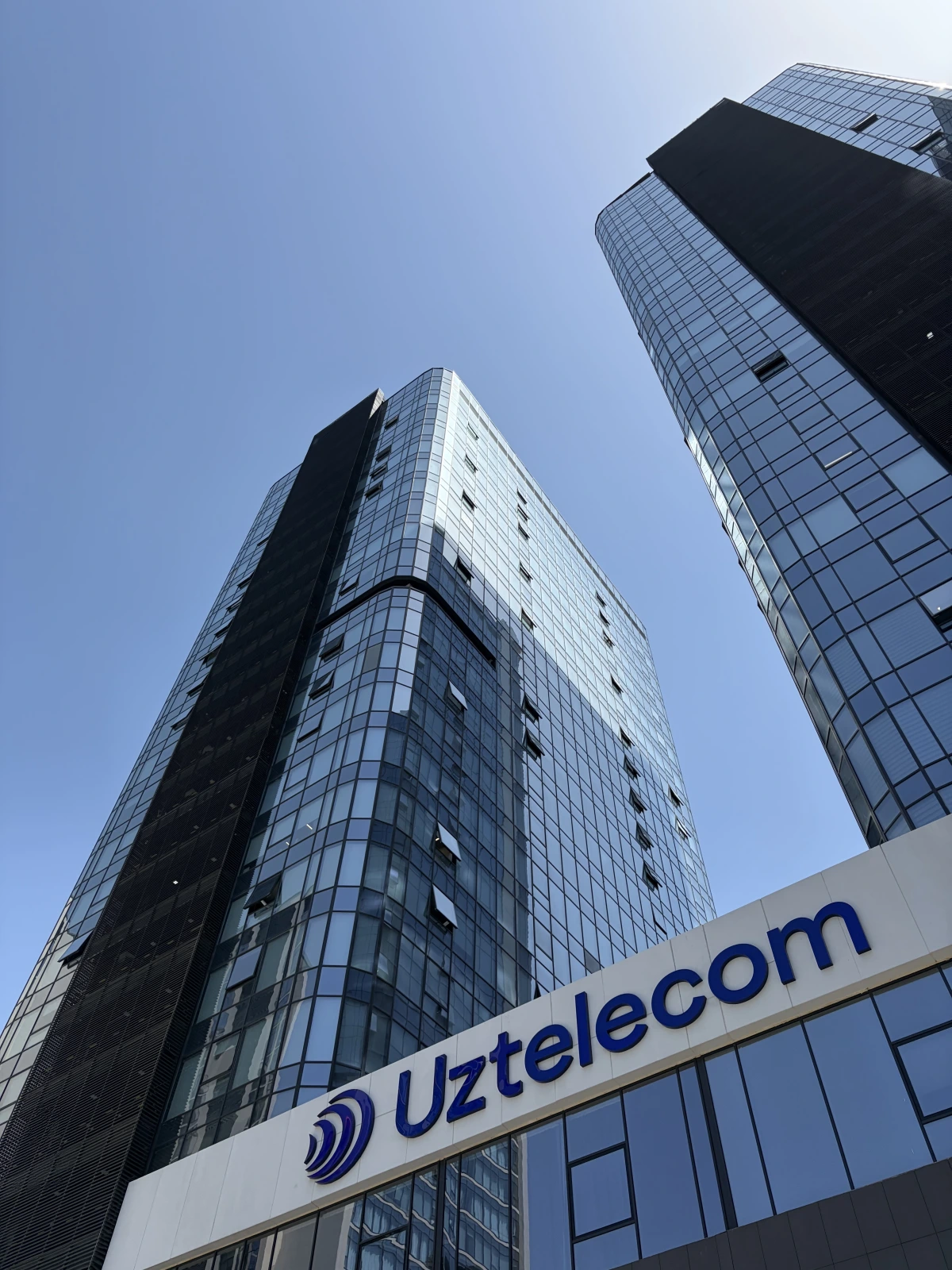 <p>Но у Uztelecom вывеска по-больше)</p>
