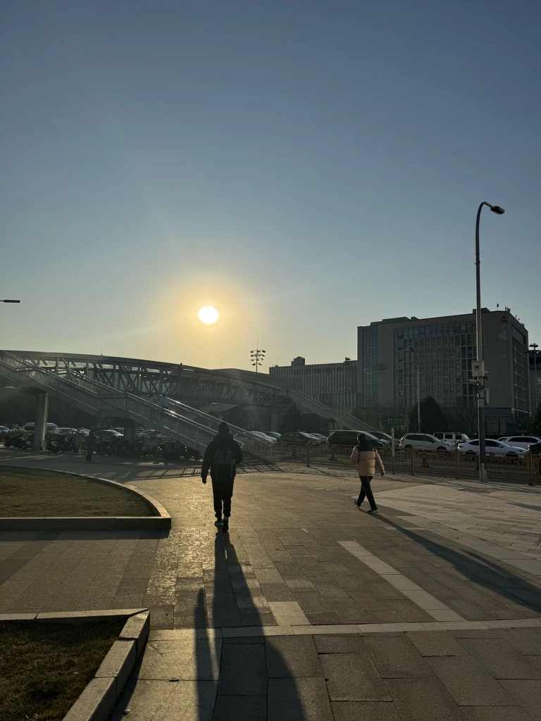<p>Солнце всюду на востоке прячется</p>