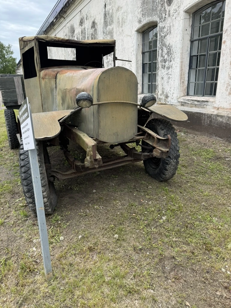 <p>Полуторка - Легендарный грузовик. Выпускался с 1932 года. Стал самым массовым автомобилем Великой Отечественной войны, доставлявшим продовольствие и боеприпасы на фронт. Имя получил за грузоподъемность 1500 кг.</p>