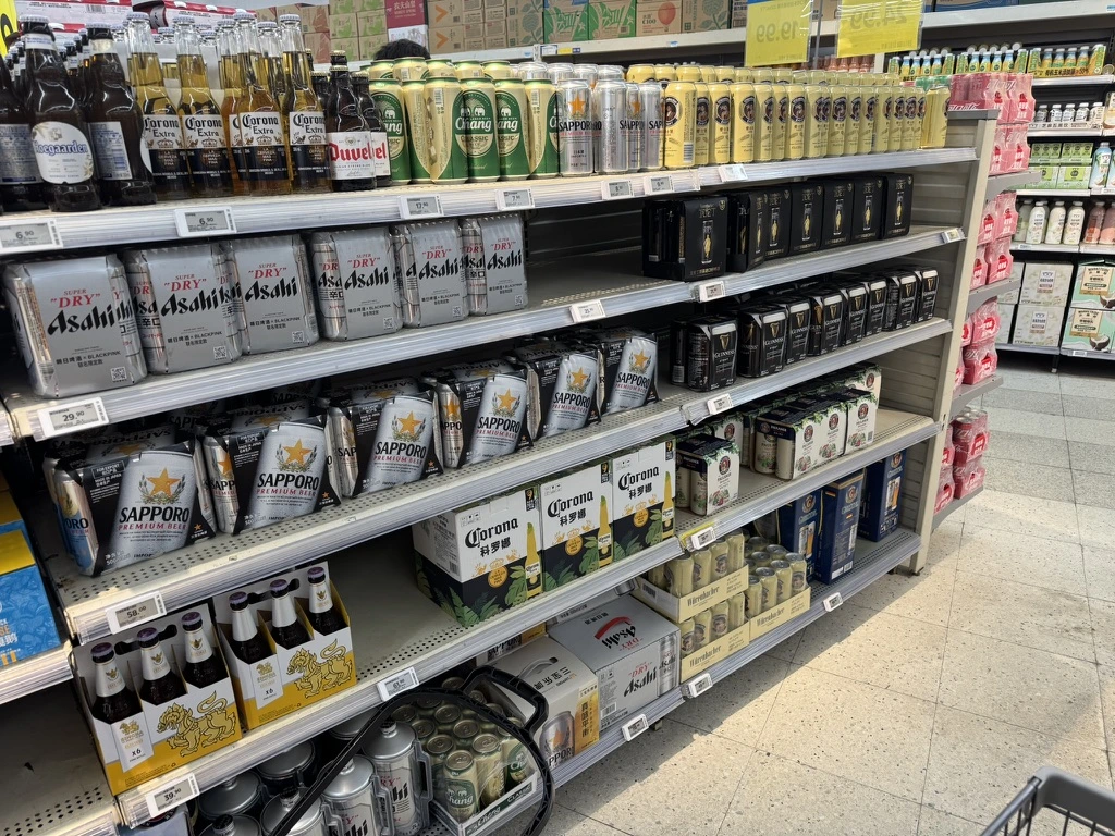 <p>Эта полка Wallmart - тут больше иностранных брендов. Разных много не получилось взять - но те что попались были ниже среднего по вкусу. Что-то тут не так.</p>