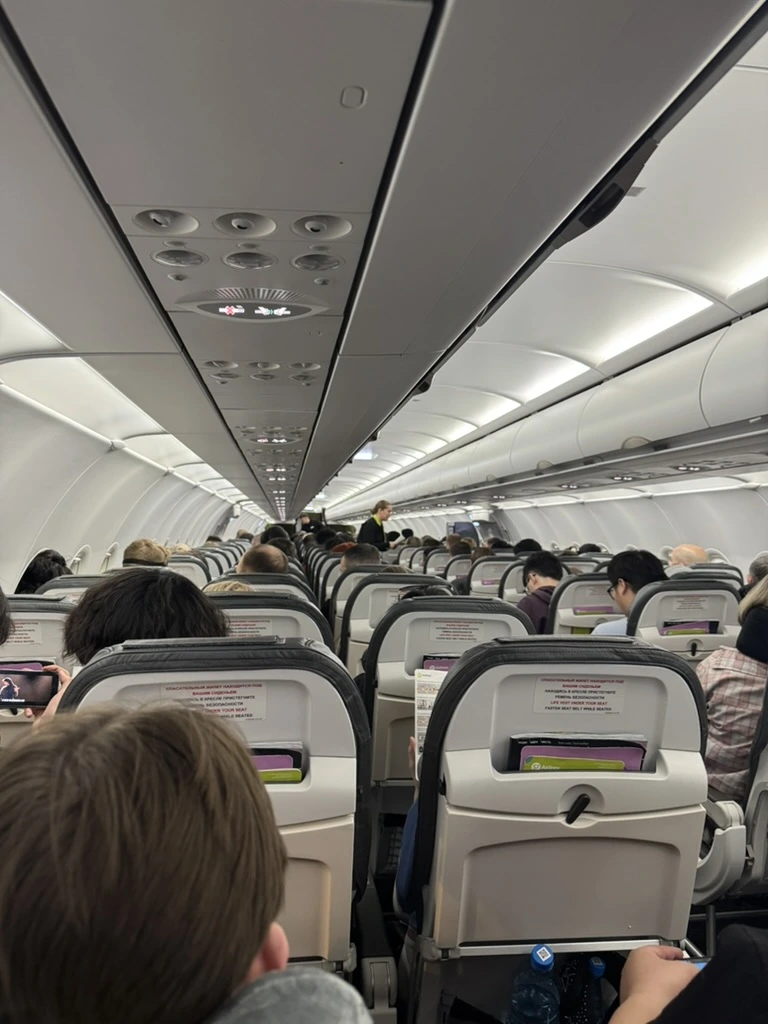 <p>Aэробус <strong>A321 </strong>место досталось в самом хвосте. Между прочим вообще не тоже самое по сравнению с автобусом. Жутко неудобно и очень сильно мотает. Если есть возможность - выбирайте места посередине салона.</p>