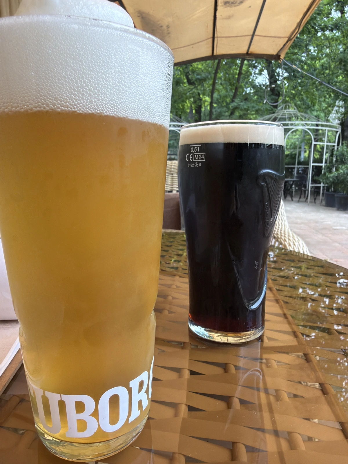 <p>Заказал Sarbast - оно светлое в стакане Tuborg - местное. Темное дорогое - Guiness - оно оказалось очень плохим. Я не стал говорить, что оно у них ненастоящее - чтобы не обидеть, но официант очень удивился, что мне светлое понравилось больше</p>
