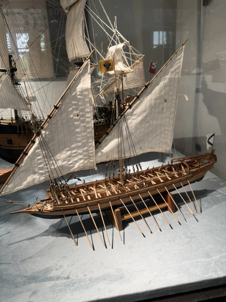 <p>"СКАМПАВЕЯ" Быстроходное весельное судно русского флота в XVIII веке. Строились на Олонецкой верфи с 1703 года. Длина до 30 м, ширина по мидельшпангоуту до 5,5 м, осадка около 1 м. Вооружались 1-2 пушками, расположенными обычно в носовой части.</p>