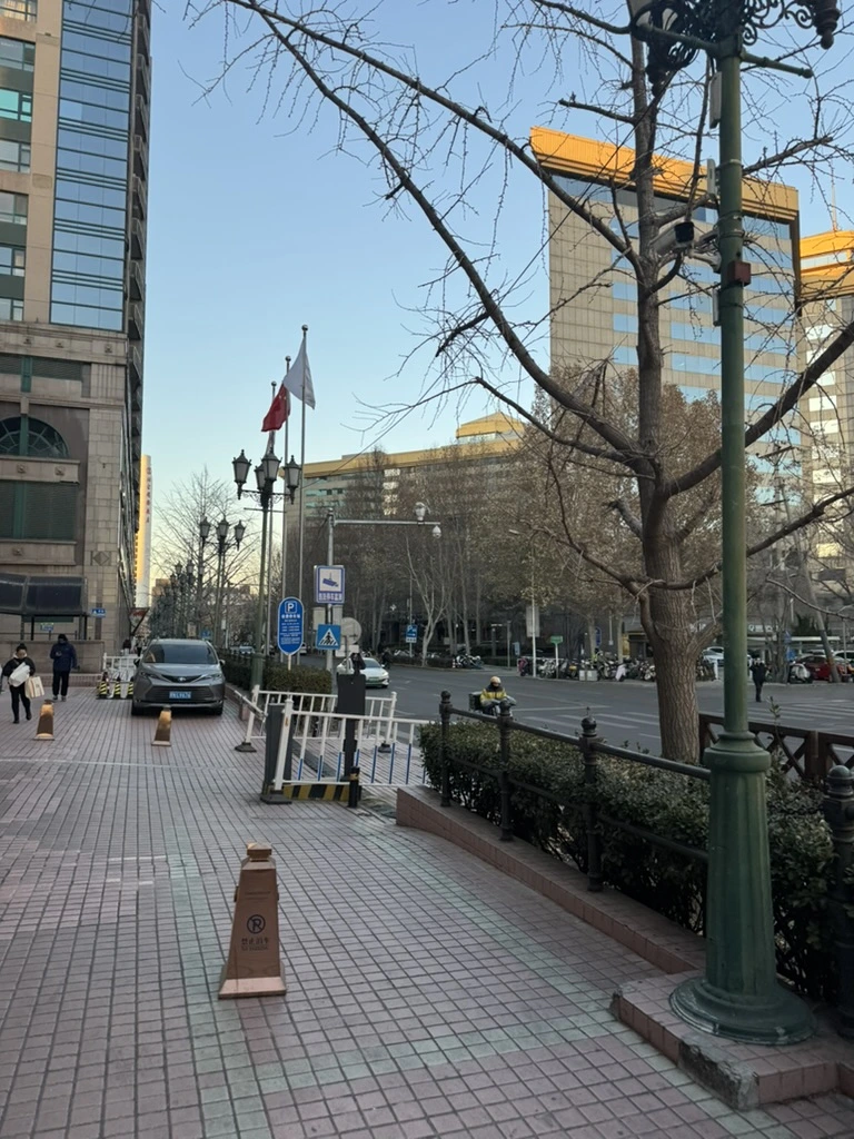 <p>Выходим из отеля</p>