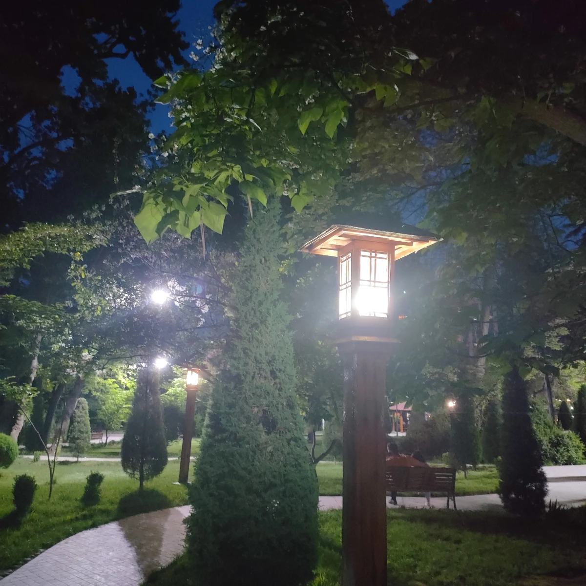 Каменные фонари торо и аккуратные японские сады камней. Каждая деталь парка отсылает к восточной философии и концепции минимализма