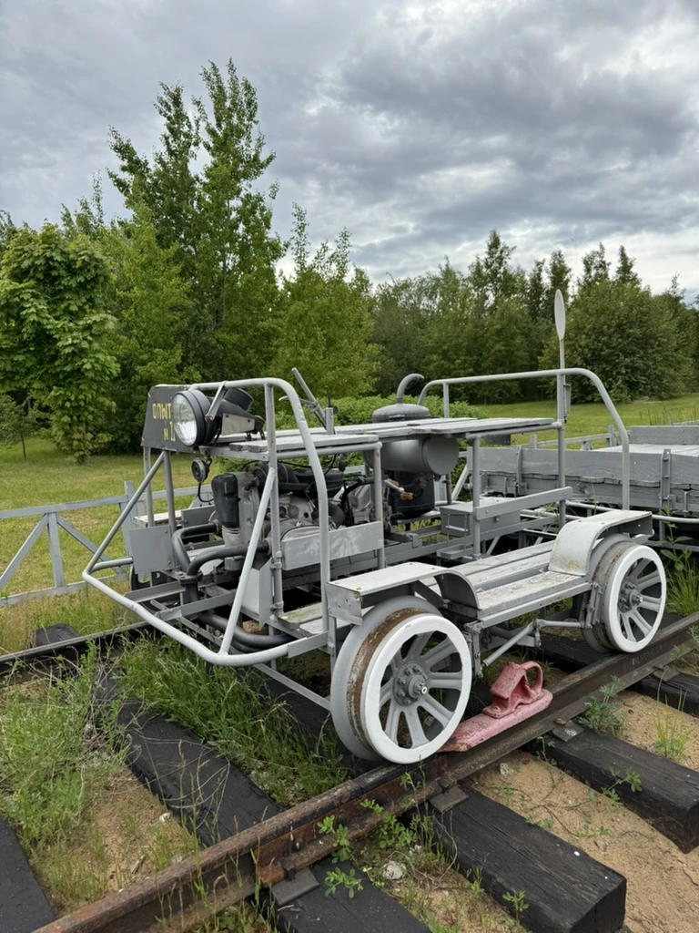 <p>Представленная в экспозиции форта легкая мотодрезина ТД-5 (Пионерка) серийно выпускалась с 1950-х годов. На острове Котлин использовали узкоколейку нестандартного размера на протяжении полутора веков 1219 мм - 4 фута. Располагалась в восточной половине острова. Использовалась для подвоза груза и личного состава.</p>