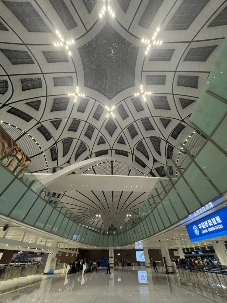 <p>В Пекине огромный аэропорт. Тут можно потеряться и заблудиться. Эскалаторы на траволаторах и наоборот.</p>