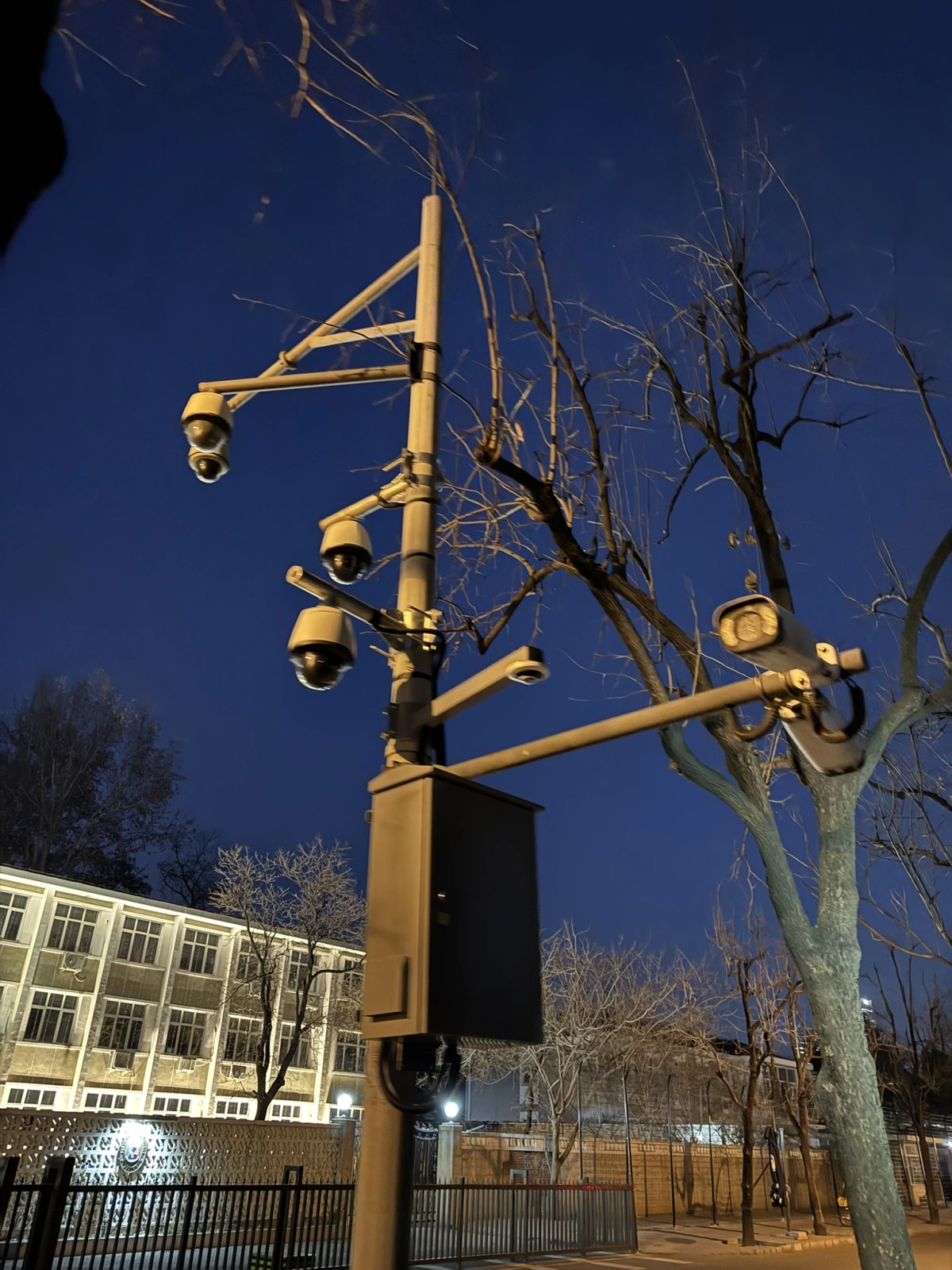 <p>Квинтэссенция Китая - всюду миллионы камер!</p>