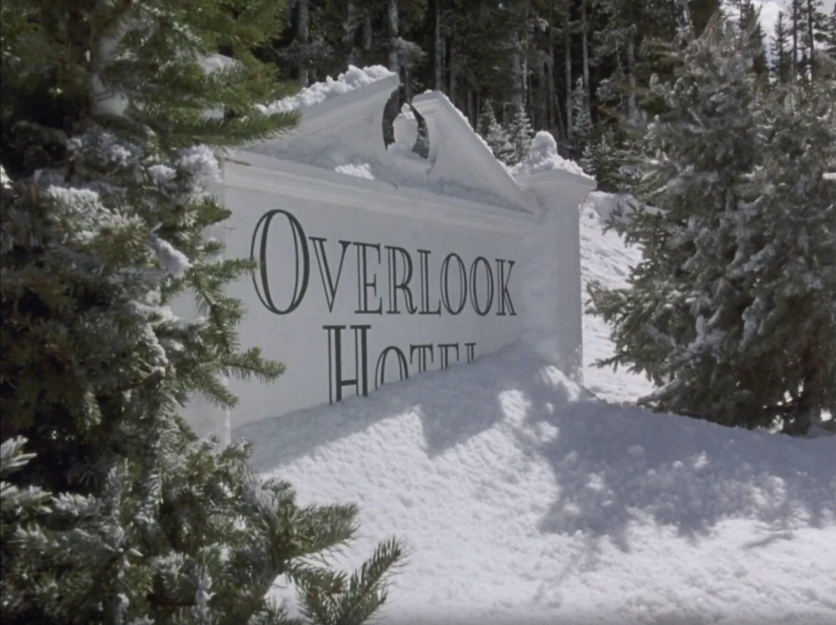 <p>Overlook - переводится как "Смотровая площадка", но если буквально - это "Взгляд свыше" или "За"</p>