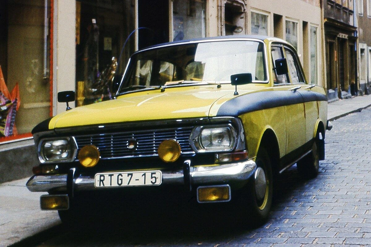 <p>Москвич 408ИЭ - взгляните на эту оптику!</p>