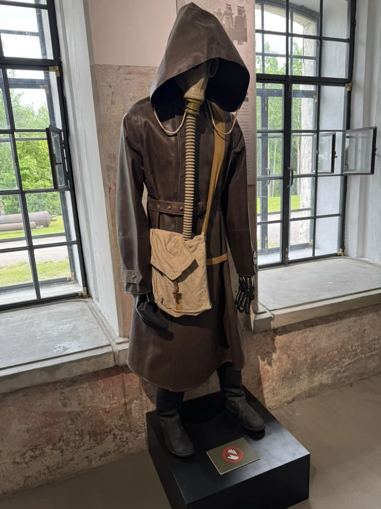 <p>Ранняя версия костюма химзащиты</p>