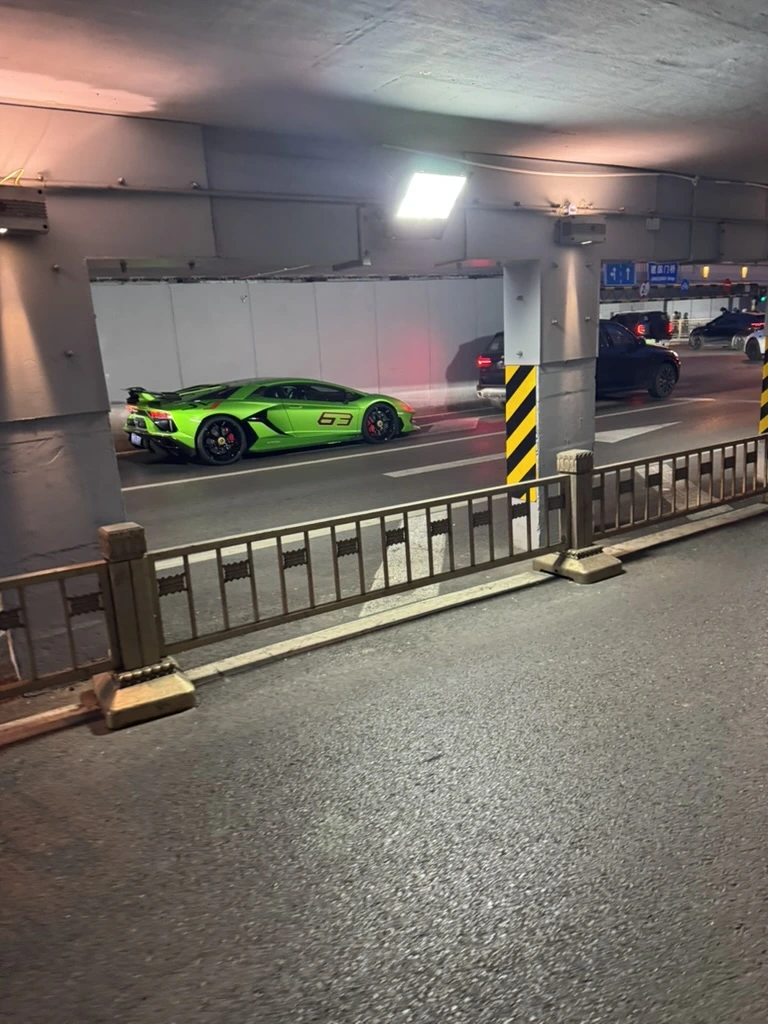 <p>А это Lamborghini! Не знаю что это за модель, к сожалению</p>