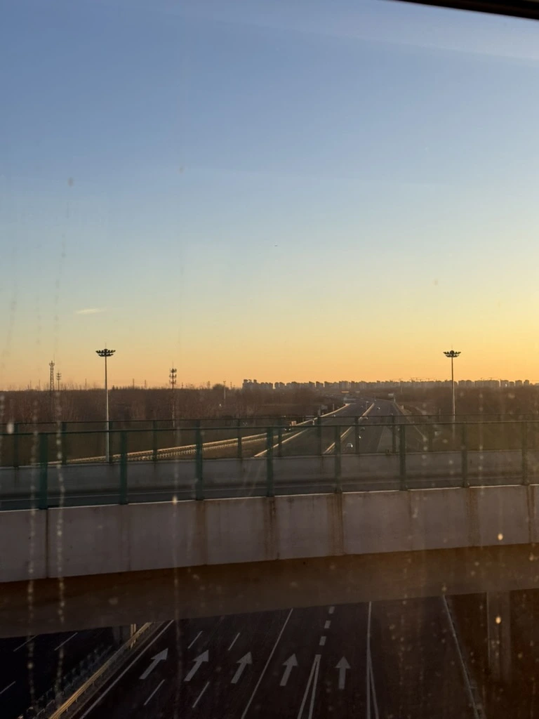 <p>Пролетаем над Пекинскими Квадратами - да там квадраты а не кольца как в Москве)</p>