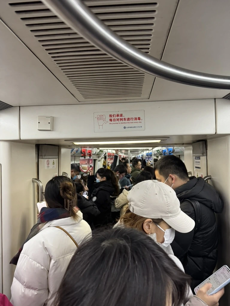 <p>Поехали! Метро забито - ну как у нас - также. Маски у них по собственному желанию.</p>